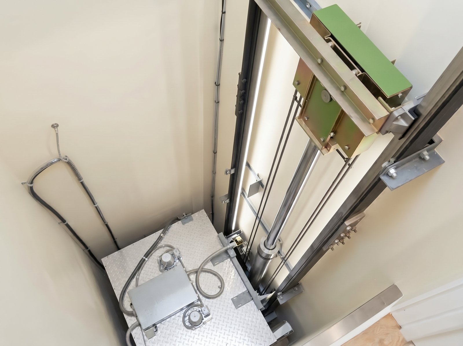 Maquinaria superior de ascensor con poleas, guías y cables de tracción