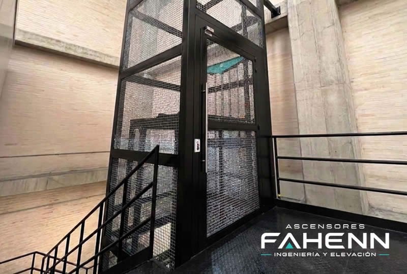 Conozca elevadores industriales con estructura metálica para transporte vertical seguro; solicite fabricación e instalación experta en Bogotá, Colombia. Ascensores Fahenn