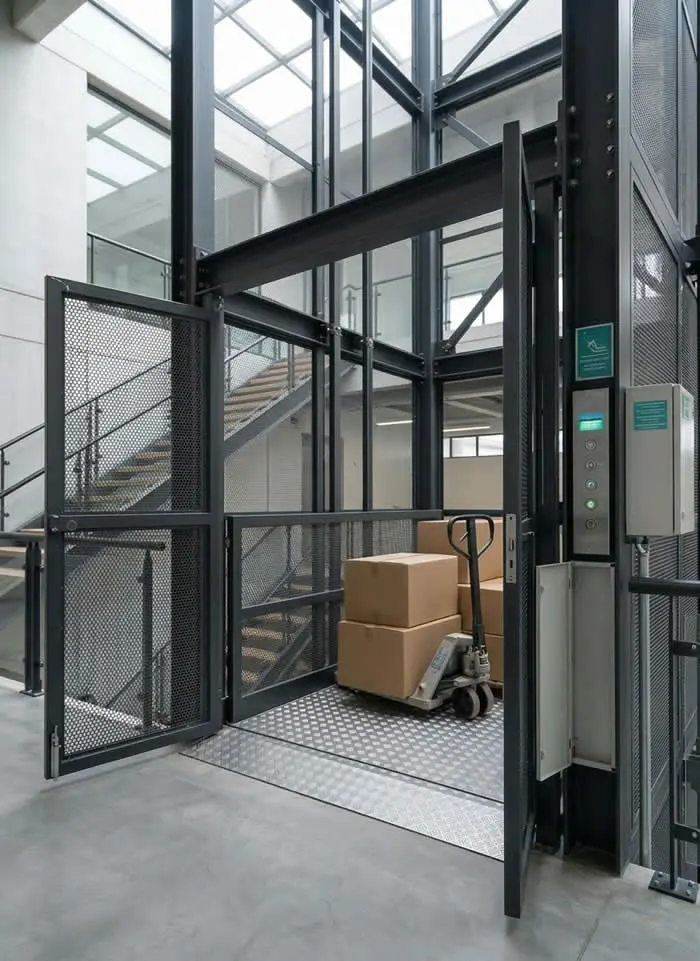 Solicita ahora una solución de ascensor industrial segura y eficiente, diseñada para mover carga en tu empresa con asesoría y respaldo técnico directo en Bogotá, Colombia